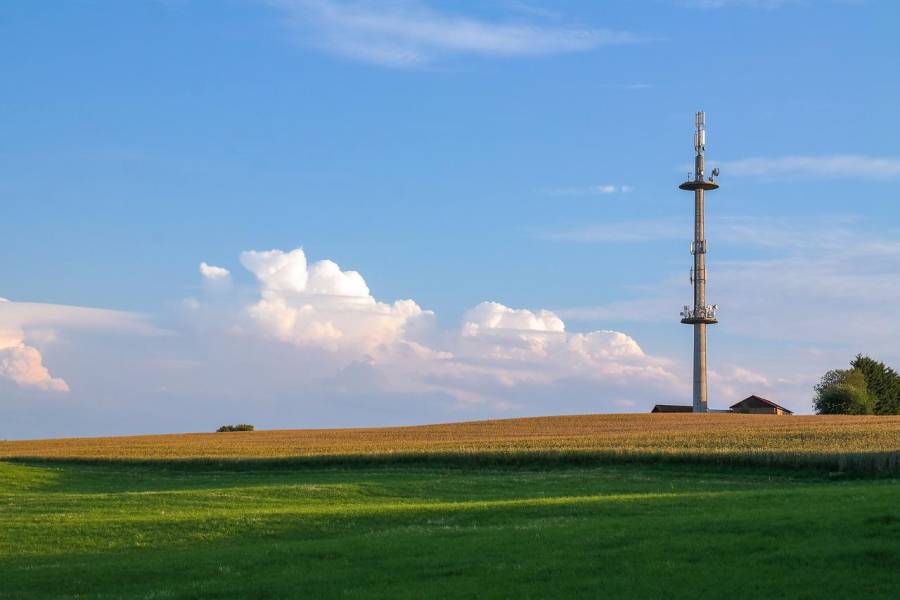 Funkmast im ländlichen Raum (Symbolbild: IndiraFoto)