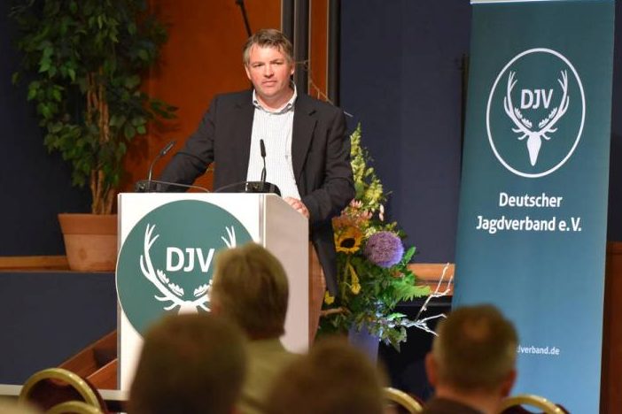 Bundesjägertag 2022: Andreas Kinser moderiert Podiumsdiskussion. (Quelle: Kapus/DJV)