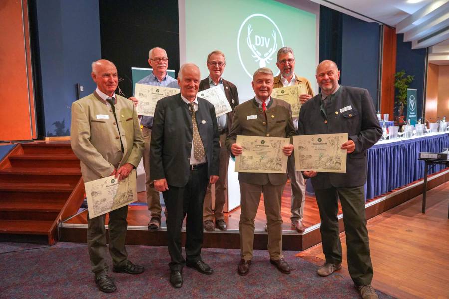 Bundesjägertag 2022: Ehrung mit dem DJV-Verdienstabzeichen in Gold. Vlnr.: Wilfried Röpert, Dietrich Fricke, DJV-Präsident Dr. Böhning, Clemens H. Hons, Jan-Wilhelm Hammerschmidt, Dr. Erhard Jauch und Wolfram Hein. (Quelle: Kapuhs/DJV)