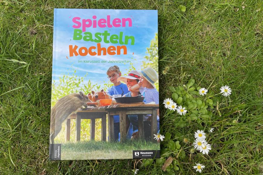Kinderbuch: „Spielen Basteln Kochen: Im Karussell der Jahreszeiten“ (Quelle: Boderius/DJV)
