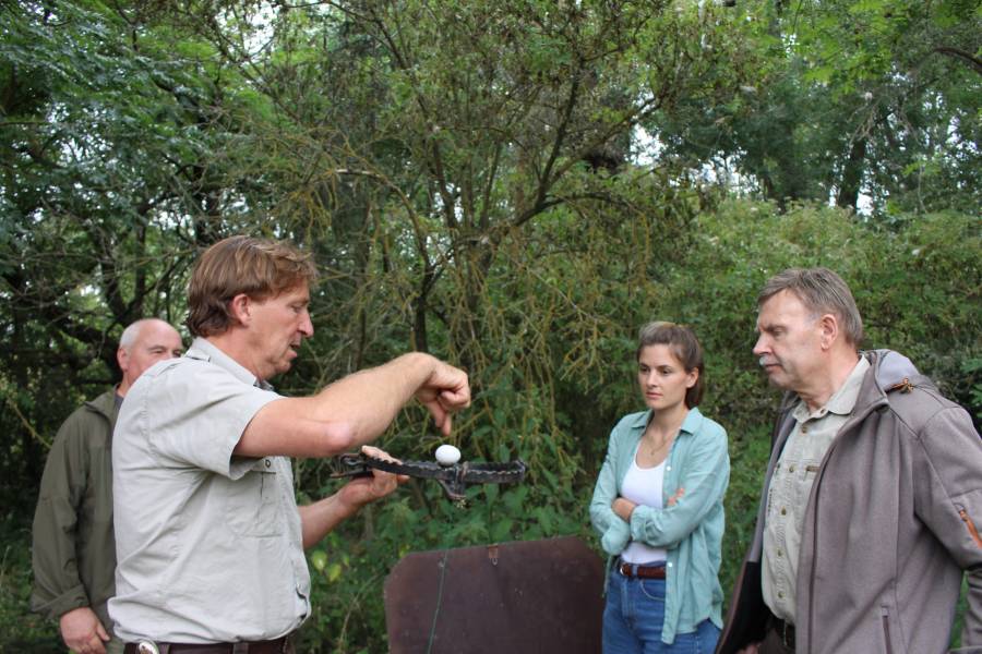 Wildmeister Hildebrandt erklärt seinen interessierten Zuhörern die Wirkungsweise eines Eiabzugseisens. (Foto: LJV RLP)