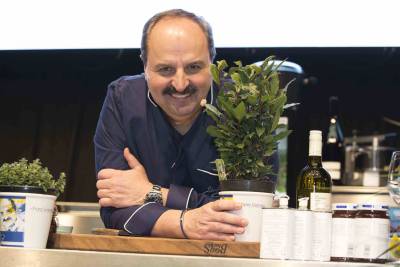 Starkoch Johann Lafer wird zum zweiten Mal Gast auf dem WILD FOOD FESTIVAL sein und zaubert am Messemittwoch für das Publikum "Schnitzel aus der Rehkeule" auf der Bühne. (Foto: Messe Dortmund/Wolfgang Helm)