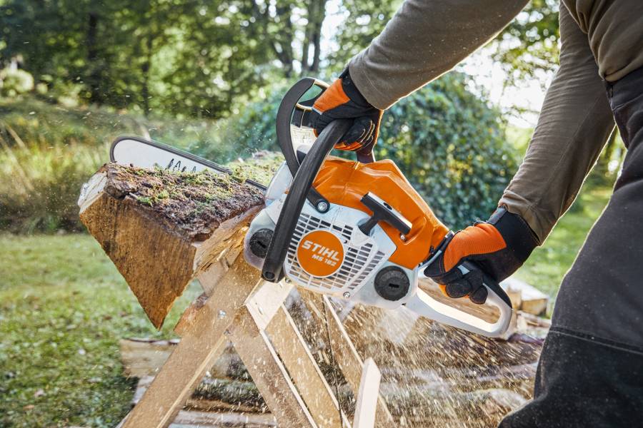 Mit ihrem kraftvollen STIHL 2-MIX-Motor, der hervorragenden Balance und dem Antivibrationssystem bewährt sich die neue STIHL MS 162 insbesondere bei der ofengerechten Aufbereitung von Brennholz wie auch bei Sägearbeiten rund ums Haus. (Bild: STIHL)