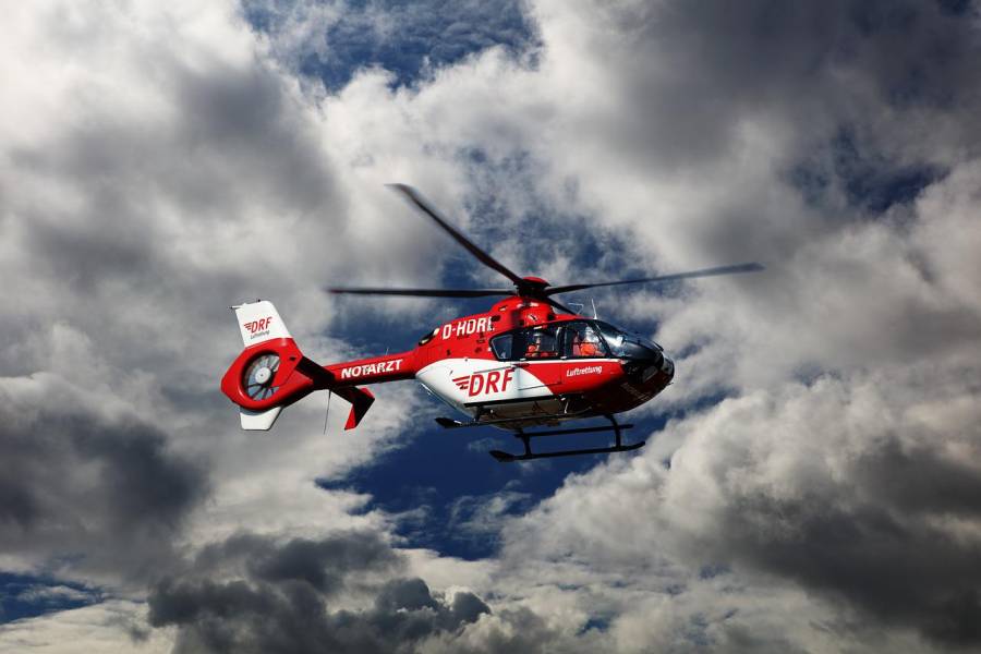 Ein Rettungshubschrauber mit den Aufschriften Notarzt, Luftrettung und DRF. (Symbolbild: Peter Gottschalk)