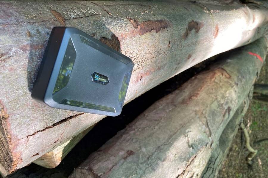 Der Forst-GPS-Tracker muss fachgerecht im Stammholz verbaut werden. (Bild: Daniel Braun, Wald und Holz NRW)