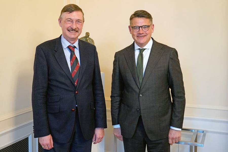 Ministerpräsident Boris Rhein (rechts im Bild) betonte die wichtige Aufgabe der Jägerschaft und sicherte LJV-Präsident Prof. Dr. Jürgen Ellenberger (links) im Gespräch seine Unterstützung zu. (Foto: Markus Stifter)