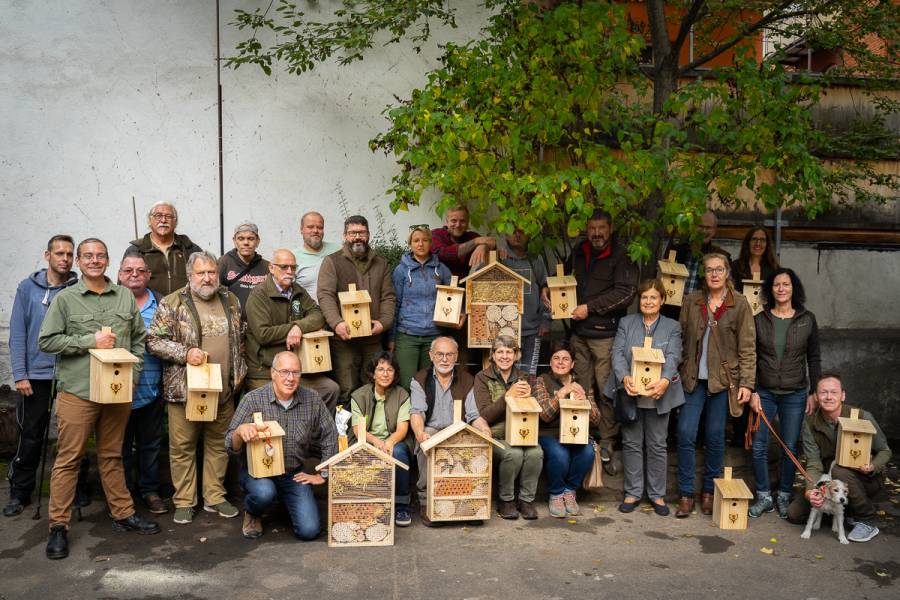 Gruppenbild mit Nistkästen und Insektenhotels. (Foto: Sophia Lorenzoni)