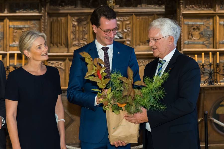 72. Jahrestagung des Deutschen Forstwirtschaftsrats (DFWR) in Münster (v.l.n.r.): Angela Stähler, Bürgermeisterin der Stadt Münster, Hendrik Wüst, Ministerpräsident NRW, Georg Schirmbeck, DFWR-Präsident. (Foto:DFWR/Heiner Witte)