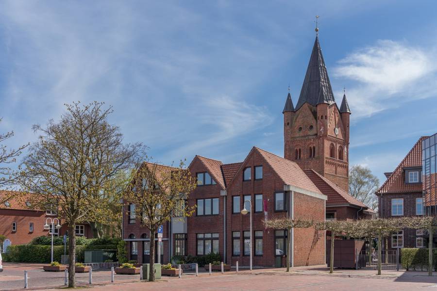 Die St.-Petri-Kirche von Westerstede, Ammerland, bei Oldenburg ist das Wahrzeichen der Stadt. (Symbolbild: A. Krebs)