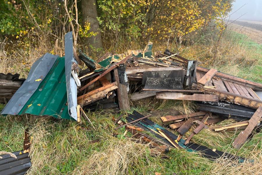 Der zerstörte Hochsitz (Foto: Polizeiinspektion Stade)