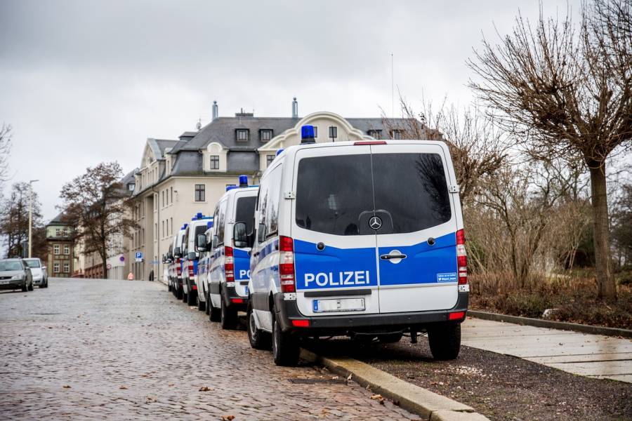 Mehrere Einsatzwagen der Polizei in einem urbanen Umfeld. (Symbolbild: Stephan Wusowski)