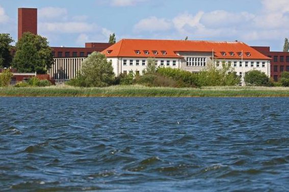 Das Friedrich-Loeffler-Institut auf der Insel Riems (Foto: Kerstin Riemer)