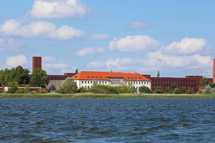 Das Friedrich-Loeffler-Institut auf der Insel Riems (Foto: Kerstin Riemer)