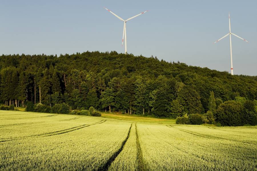 Zwei Windräder in einem Waldstück. (Symbolbild: andreas160578)