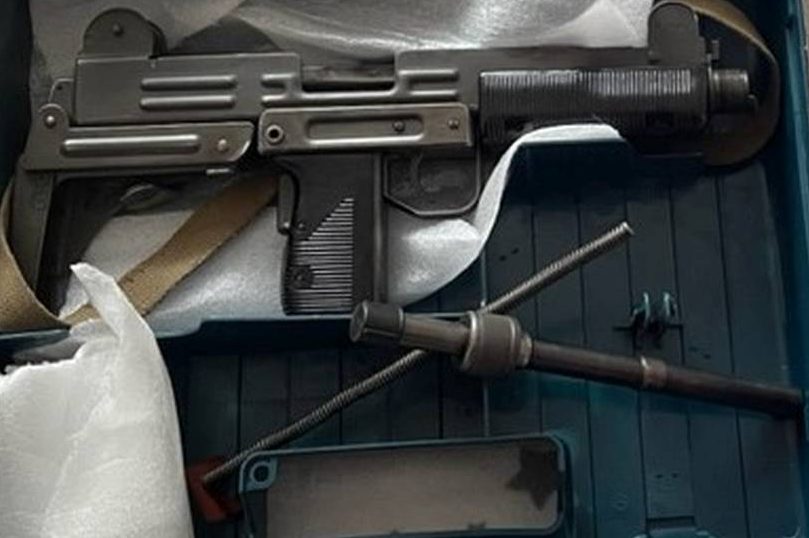 Die vollautomatische Maschinenpistole „Uzi“ war in einem Werkzeugkoffer versteckt. (Quelle: Zoll)