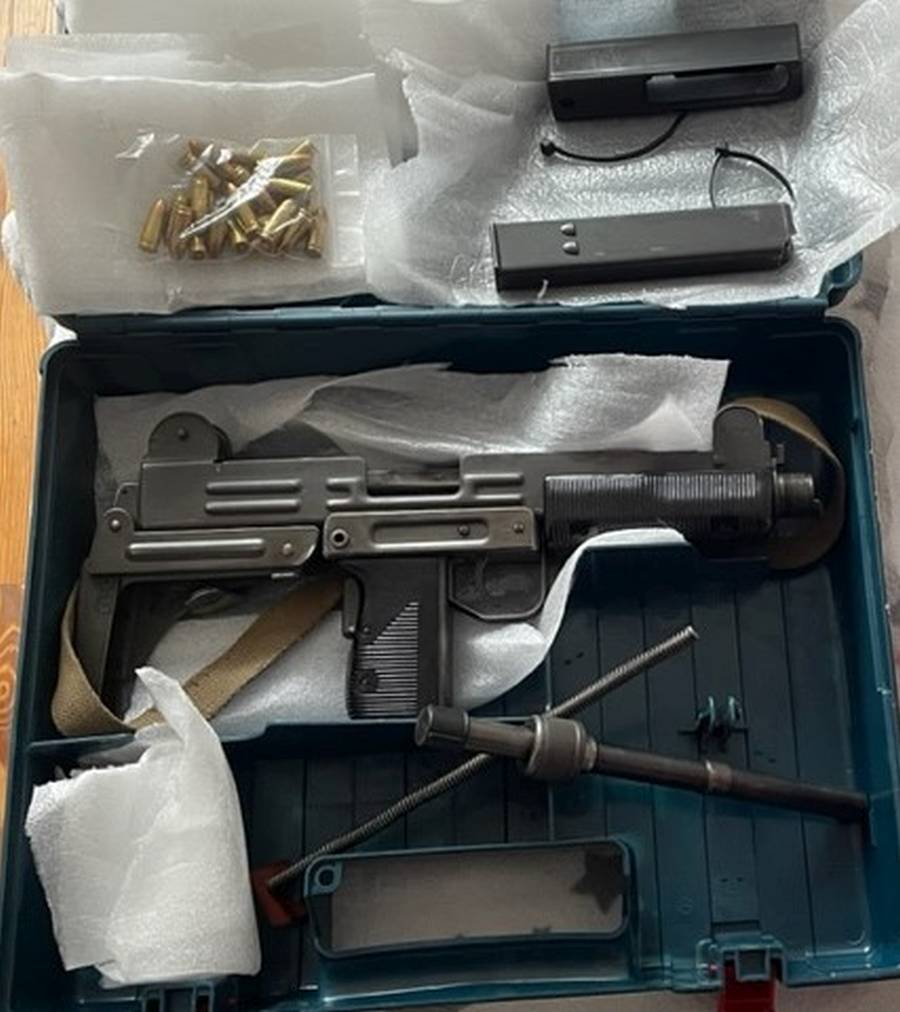 Die vollautomatische Maschinenpistole „Uzi“ war in einem Werkzeugkoffer versteckt. (Quelle: Zoll)