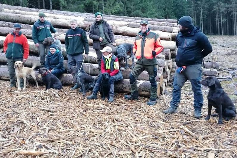 Erfolgreiche Leistungsprüfung mit: (v.r.n.l.) Kevin Stachelscheid mit Hund Anton vom THW, Olaf Müller, Wald und Holz Trainer und Ausbilder, Friederike Müller, mit Hündin Ylvi von Olaf Müller, Karin Alperth mit Castor, Uni Bonn, Martin Klostermann-Schräder, Hund Fiete, Wald und Holz, Birgit Stracke, Hündin Lotte, THW, Daniel Knorn, Hund Krümel, Wald und Holz, Christopher Koch Hund Pino, Wald und Holz. (Foto: Marc Messerschmidt, Wald und Holz NRW)