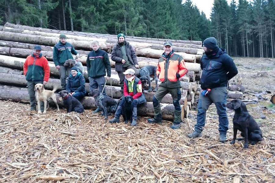 Erfolgreiche Leistungsprüfung mit: (v.r.n.l.) Kevin Stachelscheid mit Hund Anton vom THW, Olaf Müller, Wald und Holz Trainer und Ausbilder, Friederike Müller, mit Hündin Ylvi von Olaf Müller, Karin Alperth mit Castor, Uni Bonn, Martin Klostermann-Schräder, Hund Fiete, Wald und Holz, Birgit Stracke, Hündin Lotte, THW, Daniel Knorn, Hund Krümel, Wald und Holz, Christopher Koch Hund Pino, Wald und Holz. (Foto: Marc Messerschmidt, Wald und Holz NRW)