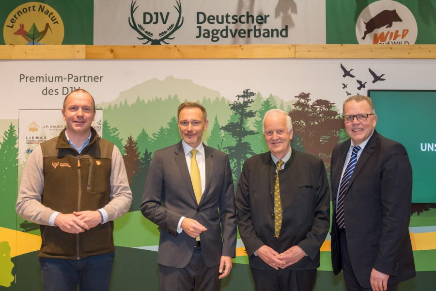 (v.l.) Olaf Niestroj (Geschäftsführer Deutscher Jagdverband), Christian Lindner (FDP-Bundesvorsitzender), Dr. Volker Böhning (Präsident Deutscher Jagdverband), Jörg Brokamp (Geschäftsführer Deutsche Schützenbund) sind sich einig: Zuerst muss das Waffengesetz evaluiert werden – gemeinsam mit Jagd- und Schützenverbänden. (Quelle: Recklinghausen/DJV)