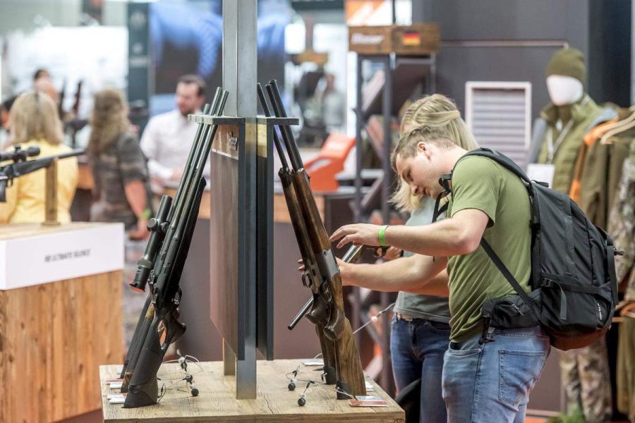 Besucher der Jagd & Hund an einem Stand mit Jagdwaffen. (Foto: Messe Dortmund GmbH)