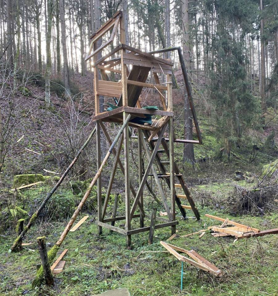 Der gesprengte Hochsitz. (Foto: Polizei Amberg)