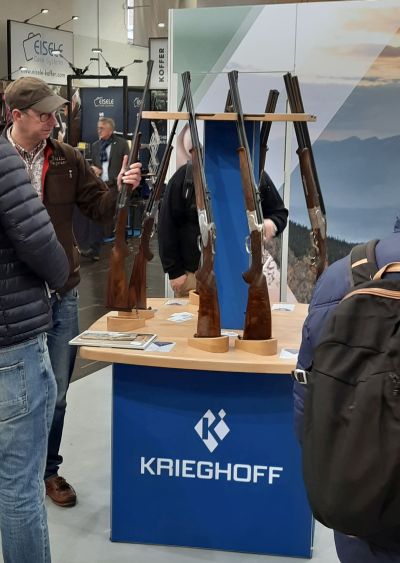Große Anziehungskraft auf die Messebesucher haben natürlich die diversen Stände der renommierten Hersteller von Jagdwaffen, wie dieser der Firma Krieghoff. (Foto: mlz)