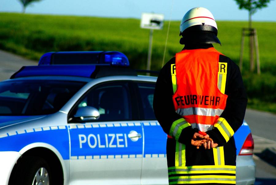 In zwei mutmaßlichen Fällen von Brandstiftungen in Hessen wurden Feuerwehr und Polizei alarmiert. (Symbolbild: Rico Löb)