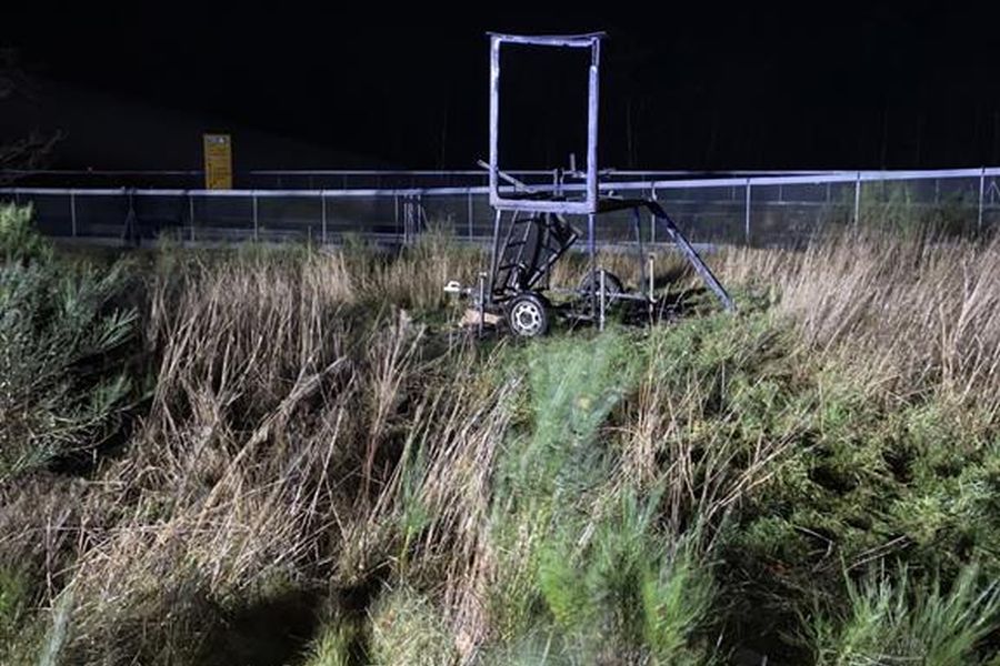 Der abgebrannte Hochsitz (Foto: Polizei)