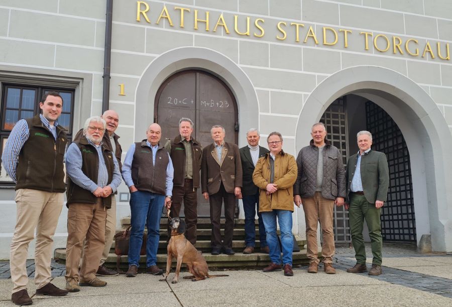 Kai Hamann, Karl-Heinz Hohmann, Wilhelm Bernstein, Dr. Dirk-Henner Wellershoff, Robert Franck, Dr. Adolf With, Christian Berndt, Polo Palmen, Frank Seyring, Martin Wißmann (v.l.n.r.) trafen sich am 14.02.2023 in Torgau und beschlossen, insbesondere bei den Themen Wolf und ASP zukünftig enger zusammen arbeiten zu wollen. (Foto: LJVB/LJV Sachsen)