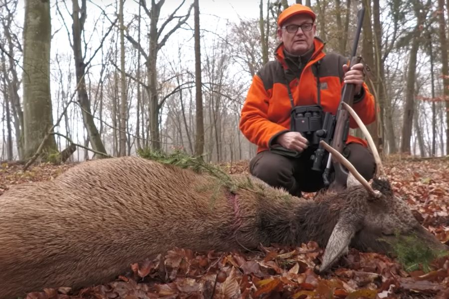 Kai-Uwe Kühl mit einem erlegten Rotspießer. (Foto: Screenshot YouTube)