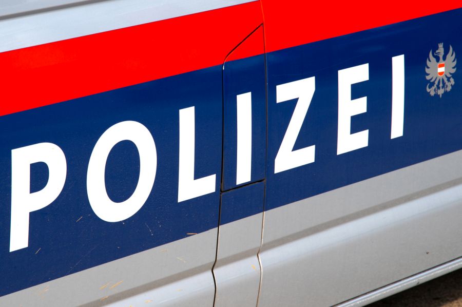 Beschriftung auf einem Streifenwagen der Polizei Austria. (Symbolbild: iStock/EKH-Pictures) 