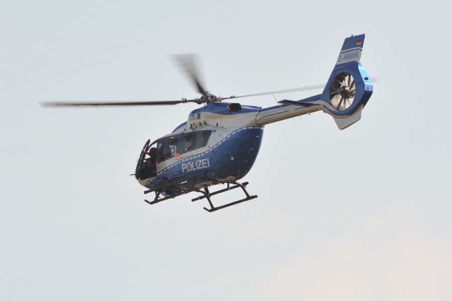 Ein Polizeihubschrauber am Himmel. (Symbolbild: iStock/Leesle)