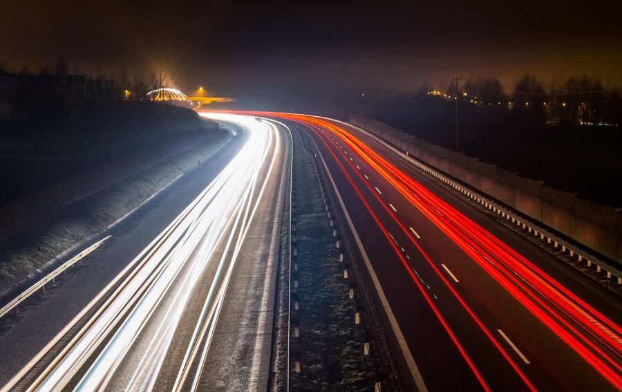 Eine Autobahn bei Dunkelheit. (Symbolbild: Kamilfoto)