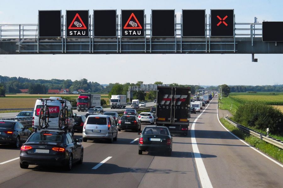 Stau auf einer Autobahn. (Symbolbild: blende12)