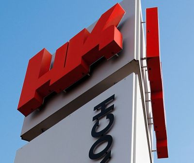 HK-Logo an einer Säule. (Foto: © Heckler & Koch)