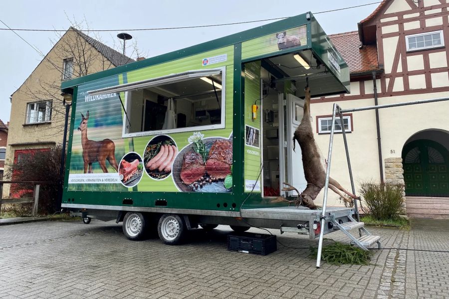 Die mobile Wildkammer der Firma Feldmeier aus Niederlangen (Emsland) wurde für das Projekt „Thüringer Wildbretoffensive“ des Fördervereins Auenland e.V. angeschafft. (Foto: © Förderverein Auenland e.V.)