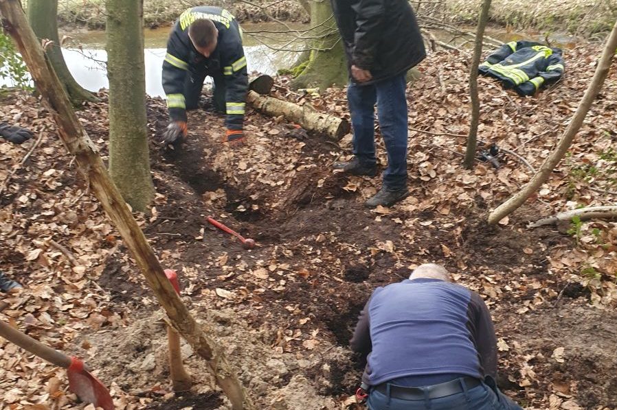 Zwei Feuerwehrmänner beim Öffnen des Nutria Baus, um Jack Russel „John Boy“ zu retten. (Foto: Feuerwehr Dinslaken)