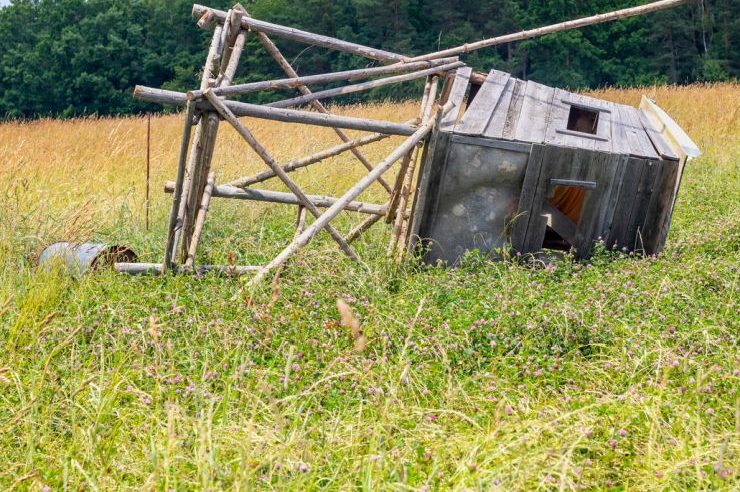 Ein auf einem Feld liegender Hochsitz. (Symbolbild: iStock/Roman Kybus)