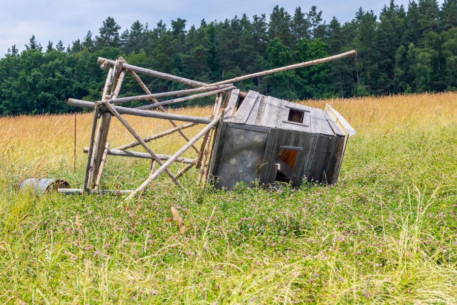 Ein auf einem Feld liegender Hochsitz. (Symbolbild: iStock/Roman Kybus)