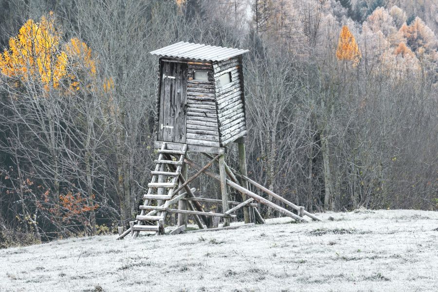 Ein Hochsitz im Winter. (Symbolbild: Simon Berger)
