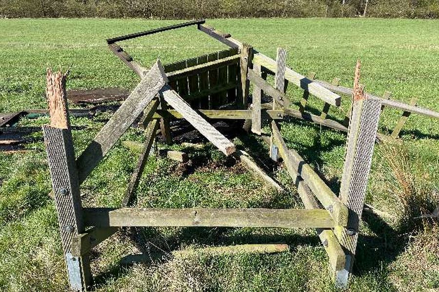 Der zerstörte Hochsitz. (Foto: Polizei)