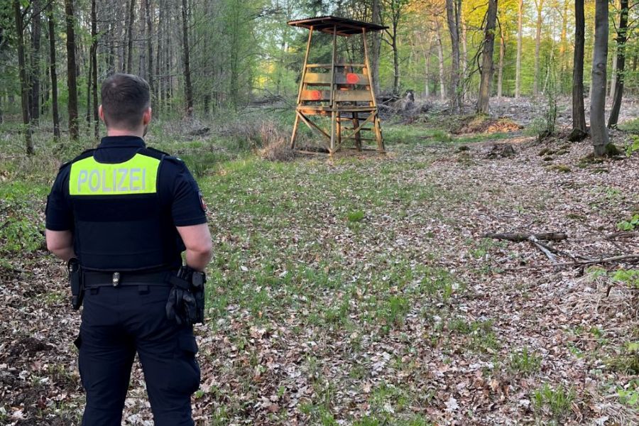 Der Ort des Geschehens vor einem überdachten Drückjagdbock im Wald. (Foto: Polizeiinspektion Nienburg / Schaumburg)