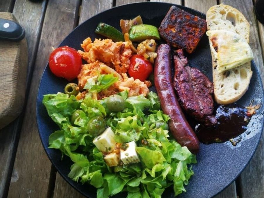 Bunter Grillteller mit Rotwildbratwurst und einem Steak aus der Keule (Foto: Frank Florian Bitter, Wald und Holz NRW)