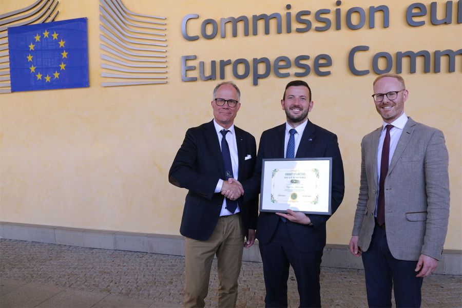 Symbolische Übergabe der über 360.000 Unterschriften an EU-Umweltkommissar Virginijus Sinkevičius. (Foto: FACE)