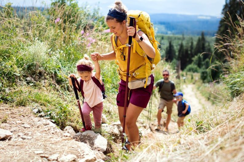 Eine vierköpfige Familie auf einer Wanderung. (Symbolbild: iStock/Halfpoint)