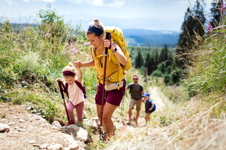 Eine vierköpfige Familie auf einer Wanderung. (Symbolbild: iStock/Halfpoint)