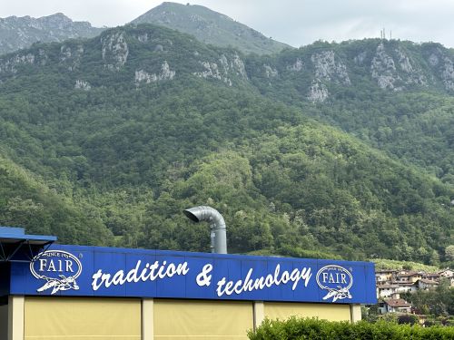 Blick über das F.A.I.R.-Werk auf die Berge, die das Val Trompia einrahmen.