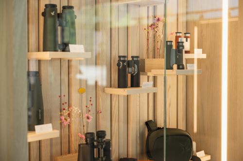 Vitrine mit Ferngläsern von SWAROVSKI OPTIK. (copyright Foto: Thomas Steinlechner / SWAROVSKI OPTIK)
