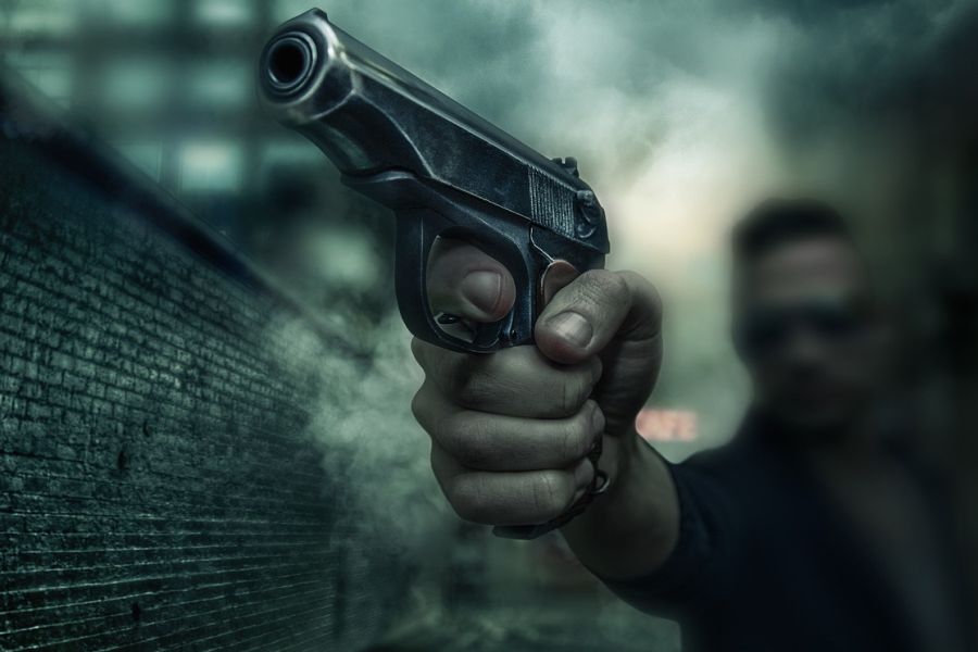 Ein Mann, der eine Pistole im Anschlag hält. (Symbolbild: NestoR019 auf Pixabay)