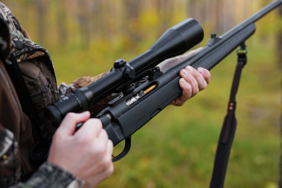 Ein Jäger lädt seine Waffe. Nach dem Gebrauch müssen Waffen und Munition auch wieder sicher verwahrt werden. (Symbolbild: iStock/MariuszBlach)